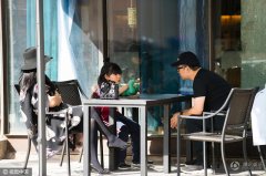 李湘王岳伦一起来接王诗龄 一家共享天伦之乐