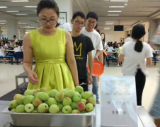 组图：高校自产的桃子熟了，免费