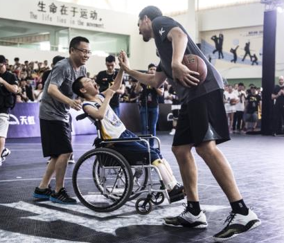 最幸福的助攻！汤普森深圳守护梦