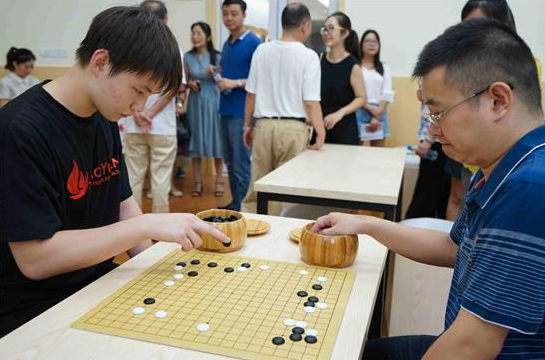 邱峻围棋工作室挂牌燎原双语，高