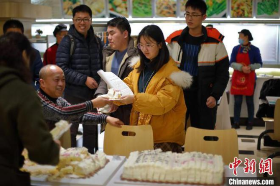高校为考研学子派发